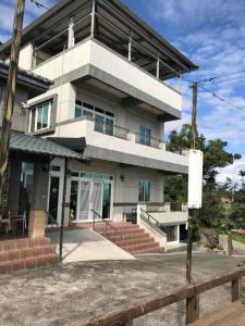 卑南台東耿家莊民宿的前面有楼梯的大型白色建筑
