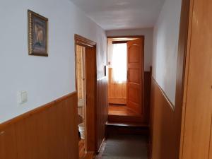 an empty hallway with a door and a window at Pensiunea Montan Busteni in Buşteni