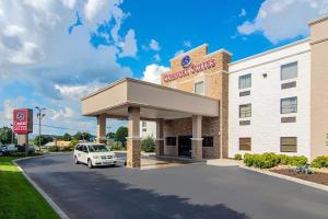 アルコアにあるComfort Suites Knoxville Airportの前に車が駐車されているホテル