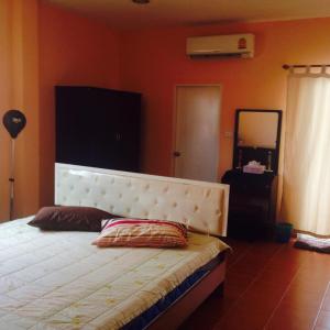 1 dormitorio con 1 cama blanca grande en una habitación en J&E, en Nong Prue