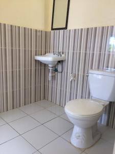 a bathroom with a toilet and a sink at Se San Beach Resort-Isla de Gigantes in Carles