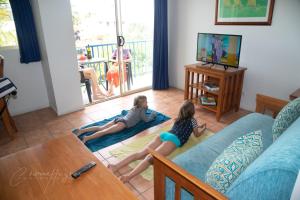 TV a/nebo společenská místnost v ubytování Mackay Seabreeze Apartments