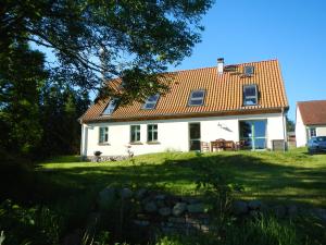 a white house with a red roof at Ferienlandhaus Zempow in Zempow