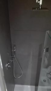 bagno con doccia e tubo a muro di Cocciopestorooms a Marina di Massa