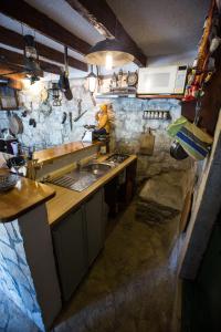 eine kleine Küche mit einer Spüle und einer Theke in der Unterkunft Holiday Home Kvarantan in Drvenik Veli