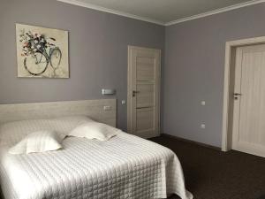 sypialnia z łóżkiem z rowerem na ścianie w obiekcie Shutka home spirit w Jaremczach