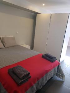 sypialnia z łóżkiem z dwoma ręcznikami w obiekcie WindRose 0 w Madrycie