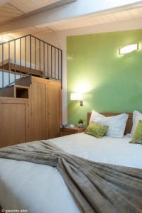 ein Schlafzimmer mit einem großen Bett und einer Treppe in der Unterkunft B&B Armonie del Lago in Annone di Brianza