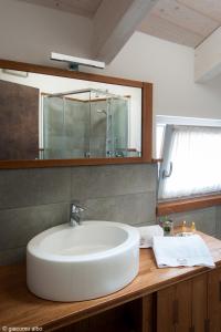 Ένα μπάνιο στο B&B Armonie del Lago