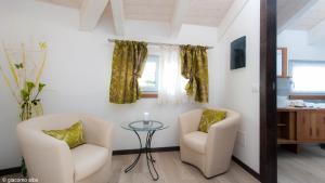 a living room with two chairs and a table at B&B Armonie del Lago in Annone di Brianza