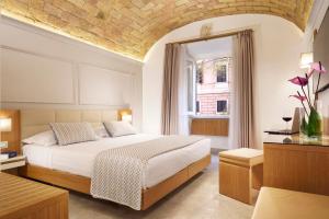 sypialnia z łóżkiem i oknem w obiekcie Magica Luna Boutique Hotel - Roma w Rzymie
