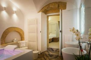 A bathroom at Amatè Suite