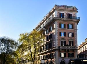 budynek z balkonem na górze w obiekcie Magica Luna Boutique Hotel - Roma w Rzymie