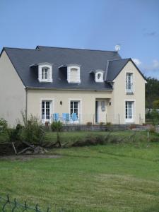 une grande maison blanche avec un toit noir dans l'établissement La maison de Mathilde, à Saint-Jean-de-la-Motte