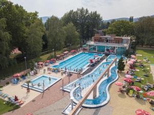 ブダペストにあるホリデー ビーチ ブダペスト ウェルネス ホテル ウィズ サウナ パークのリゾートのスイミングプールのオーバーヘッドビュー
