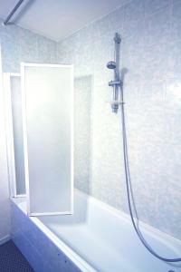 La salle de bains est pourvue d'une baignoire et d'une douche. dans l'établissement StudioLille - Saint Michel, à Lille