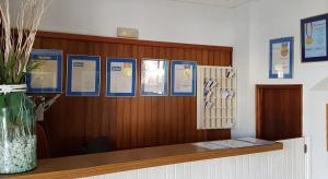 uma parede com certificados com um vaso em STIL MAR Y PAZ em Can Picafort