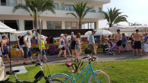 um grupo de pessoas andando em torno de um mercado ao ar livre em STIL MAR Y PAZ em Can Picafort