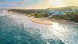 eine Luftansicht auf einen Strand und das Meer in der Unterkunft Carmelina Beach Resort Ho Tram in Hồ Tràm