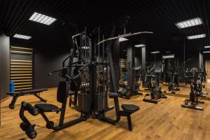 eine Reihe von Trainingsgeräten in einem Fitnessraum in der Unterkunft Szczawnica Park Resort & Spa in Szczawnica