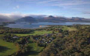 een luchtzicht op een golfbaan en een meer bij Castlerosse Park Resort in Killarney