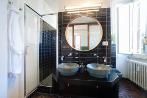 un baño con lavabo y espejo en Lombardia40 Luxury Suites, en Roma 42 fotos más