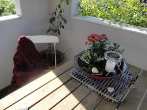 a table with a candle and some plants on it at Urlaub in der edition Schwarzarbeit in Bremerhaven