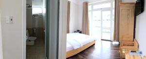 Koupelna v ubytování Spring Hotel + 37 fotografií