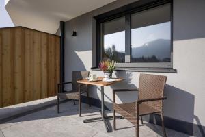 a table and chairs in a room with a window at Appartement de Jager in Söll