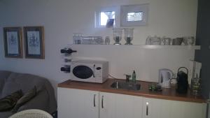 A kitchen or kitchenette at B&B Het Zwanennest