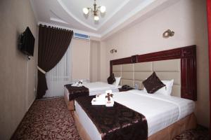 Postel nebo postele na pokoji v ubytování Khujand Deluxe Hotel