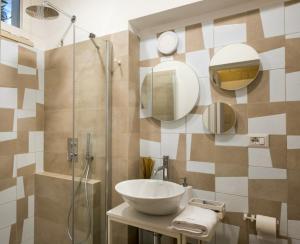 A bathroom at Amatè Suite Még 37 kép