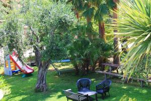 un parque con un parque infantil con sillas y un tobogán en Green Garden Eco-Holiday, en Vieste