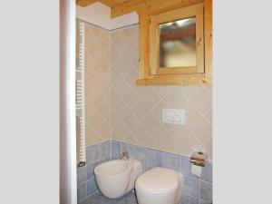 Ένα μπάνιο στο Baitina Viola +3 φωτογραφίες