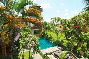 een luchtzicht op een resort met een zwembad bij Ubud Kerta City Hotel in Ubud