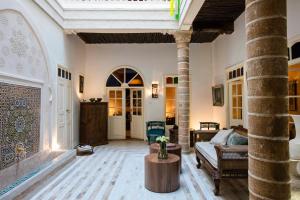 ein Wohnzimmer mit einer Couch und einem Tisch in der Unterkunft Riad Emotion in Essaouira