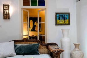 Ein Sitzbereich in der Unterkunft Riad Emotion
