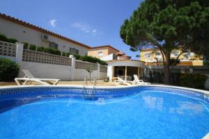 a large swimming pool in front of a house at ARENDA Villa Fortuna Miami Playa in Miami Platja