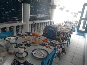 uma mesa com pratos de comida por cima em Le Chateau Bleu em Mahé