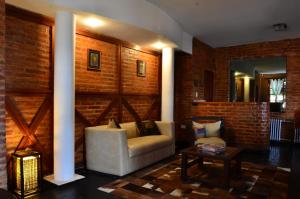 a living room with a couch and a table at Posada Alpenrose Neu in Villa Carlos Paz