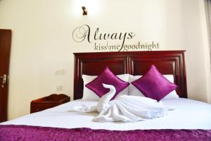 A bed or beds in a room at Cinnamon Holiday Inn Még 8 kép