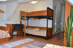 una camera con 2 letti a castello e una scrivania di Kollege Hostel a Cluj-Napoca