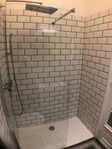 ein Bad mit einer Dusche und weiß gefliesten Wänden in der Unterkunft Charmant appartement au centre de Nice in Nizza