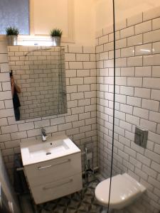 ニースにあるCharmant appartement au centre de Niceの白いバスルーム(洗面台、トイレ付)
