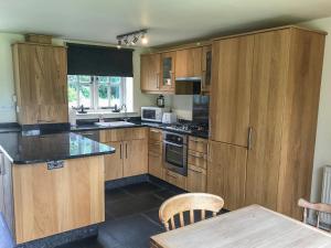 Kuchyň nebo kuchyňský kout v ubytování Glan Clwyd Isa - The Coach House