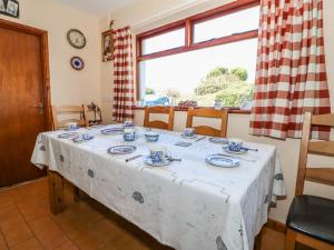 uma sala de jantar com uma mesa e uma janela em Ocean Heights em Coomhola Bridge