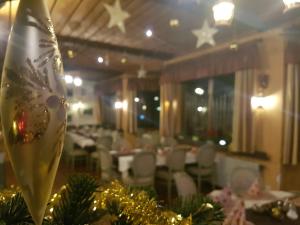 Hotel Zur Engelsburg في Hausen-Wied: غرفة طعام مع زينة عيد الميلاد على طاولة