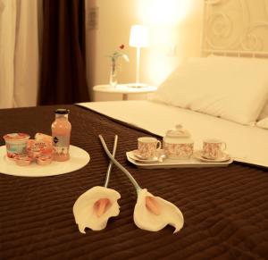 カリアリにあるBella Cagliari B&Bのベッドルーム1室(ベッド1台、食べ物と飲み物を楽しめるテーブル付)