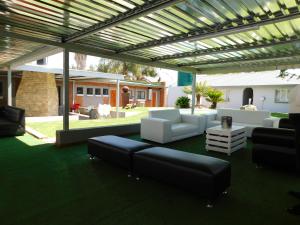 un soggiorno con pergolato e divani di Savannah Guest House a Polokwane