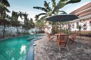 Piscina de la sau aproape de Capital O 332 Residence G17 Kemang